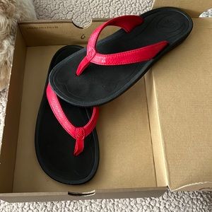 OluKai Ho’opio sands/flip flop in Sz 6.  New in box.
